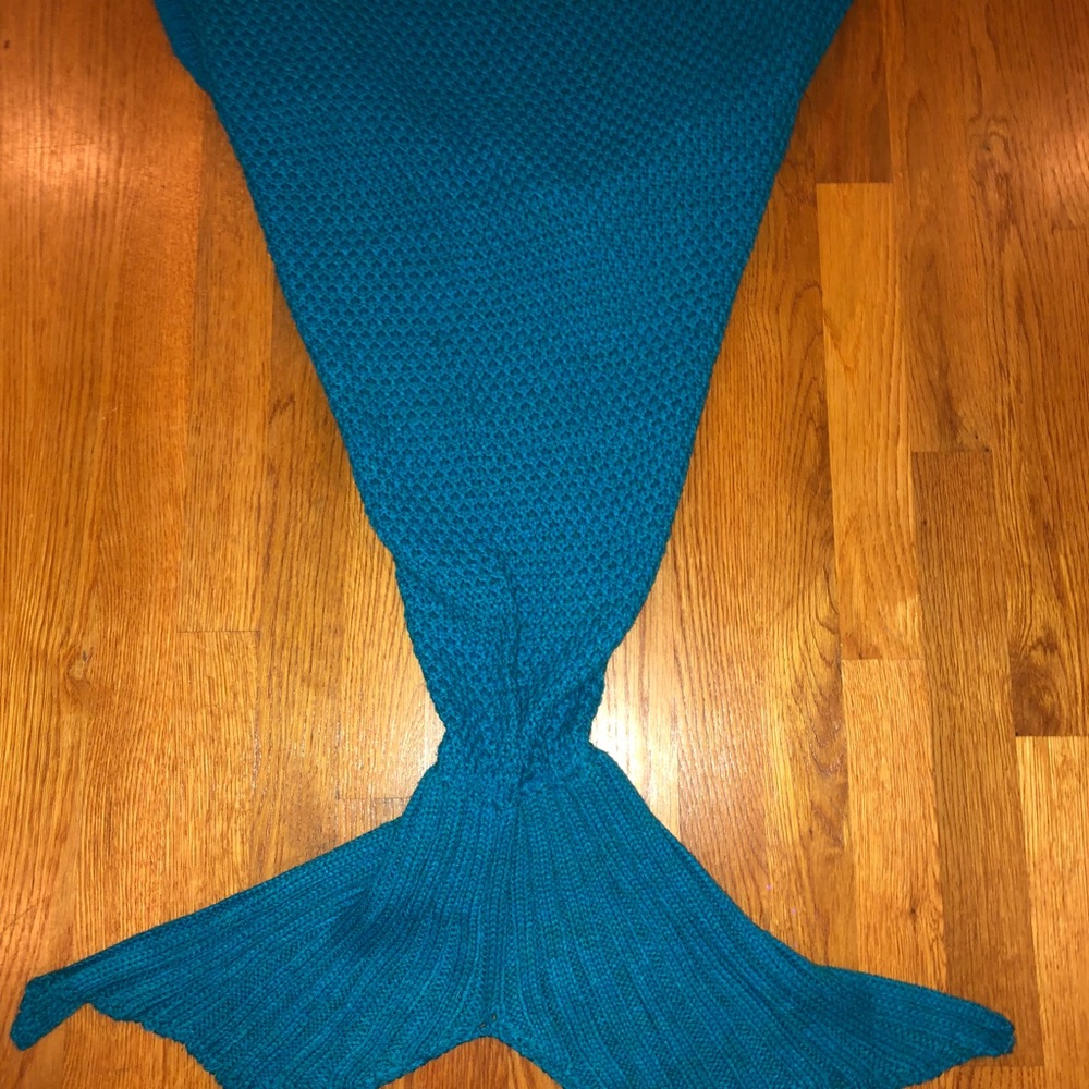 New with tags mermaid tail blanket.